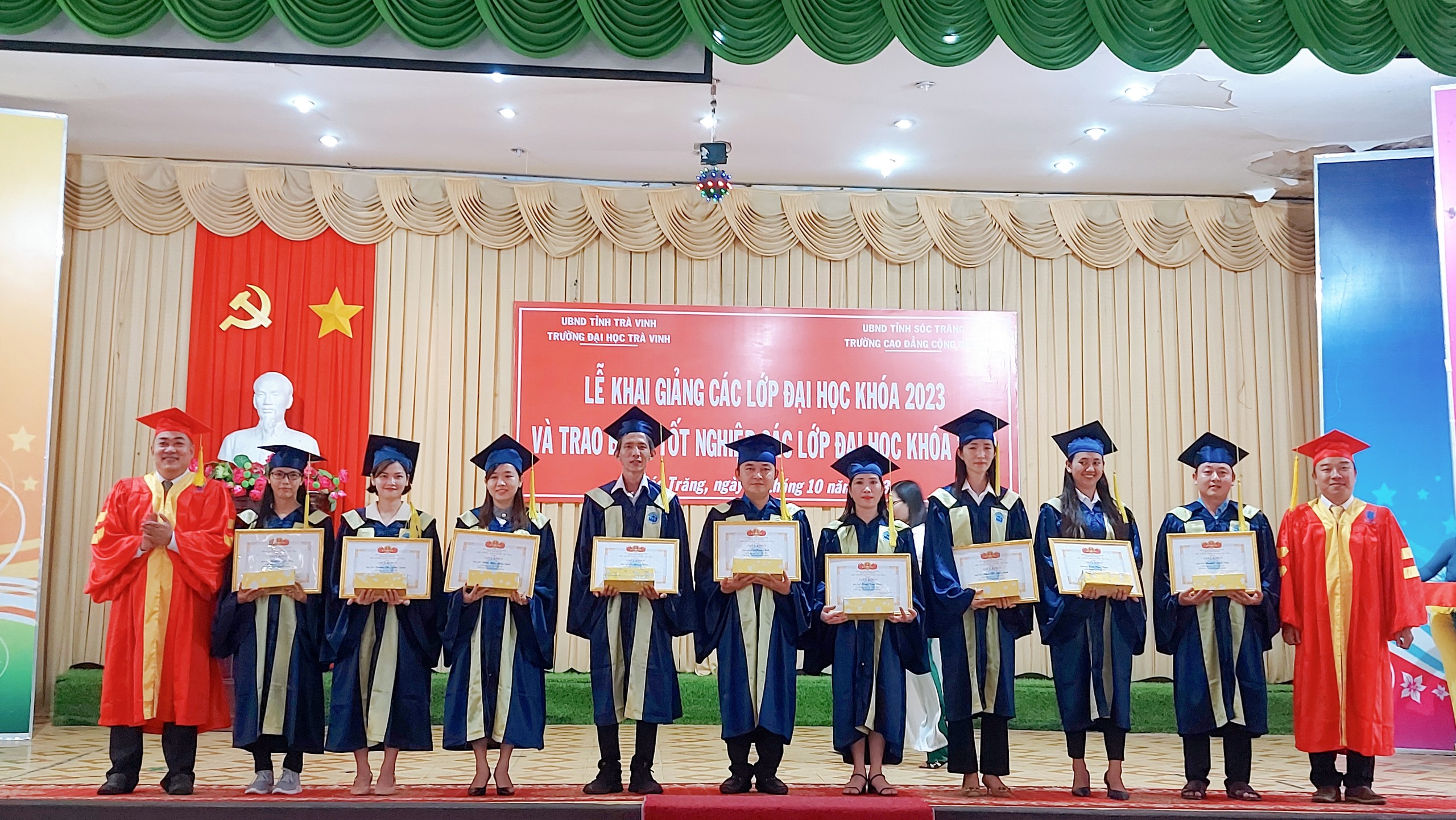 Lễ Khai giảng các lớp ĐH VLVH K_2023 và Bế giảng Trao bằng TN các lớp ĐH VLVH K_2020 Liên kết Trường Đại học Trà Vinh